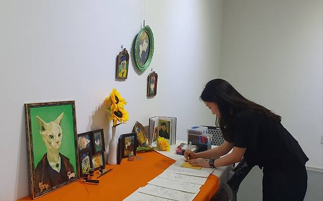 장회영 작가의 개인전, “Van Gogh Cats” 전시장에 설치된 컬러링 체험존