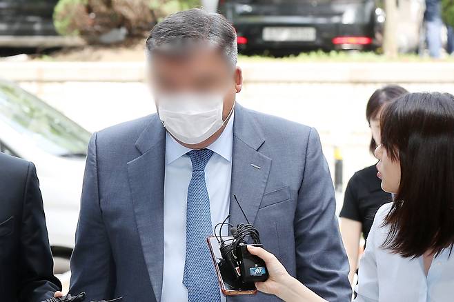 배상윤 KH그룹 회장의 이른바 '황제 도피'를 도운 혐의를 받는 KH그룹 총괄부회장 우모씨가 26일 오전 서울 서초구 서울중앙지방법원에서 열린 영장실질심사에 출석하고 있다. /뉴스1