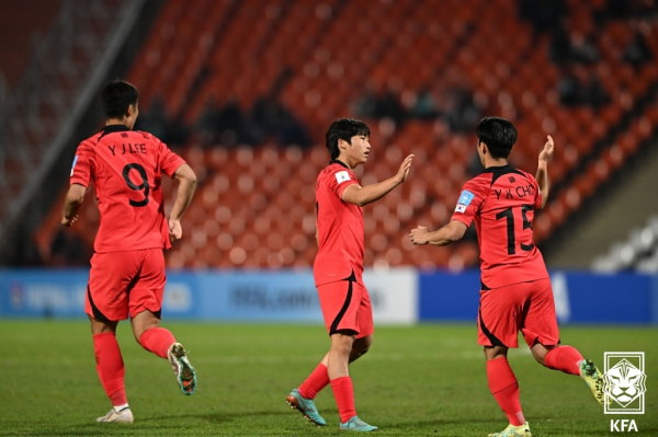 김용학(중앙)이 후반 12분 만회 골을 터뜨린 뒤 동료들과 기뻐하고 있다. 대한축구협회
