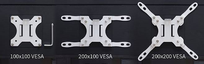 베사 마운트는 TV와 스탠드를 연결하는 표준 규격이다. TV 뒷면의 나사 구멍 위치를 보고 맞춰서 장착한다. 출처=IT동아