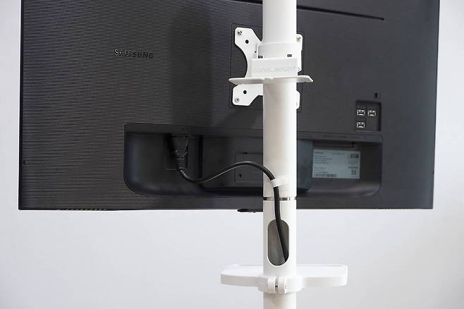 스탠드 안쪽으로 전선을 넣어 정리할 수 있다. 출처=IT동아