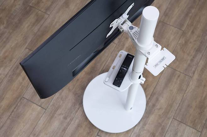 대형 TV 스탠드와 달리 인테리어 요소를 고려한 제품이라 사무실이나 일반 가정에서도 잘 어울린다. 출처=IT동아