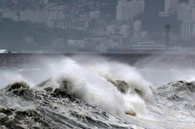 태풍 ‘힌남노’가 한반도로 다가온 지난해 9월 5일 부산 남구 오륙도 인근 방파제에서 높은 파도가 일어나고 있다. 연합뉴스