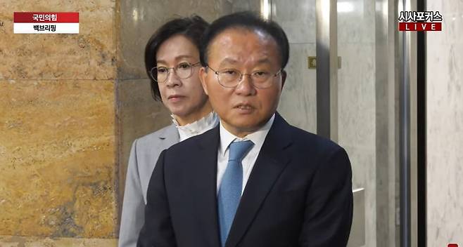 ▲윤재옥 국민의힘 원내대표가 26일 오전 국회 본관 245호실에서 주재한 원내대책회의를 마친뒤 백브리핑에서 월간조선의 고 양회동 건설노조 지대장의 유서 대필 보도의 가짜뉴스 논란에 대한 견해를 묻자 관여하지 않고 있다고 답변을 피하고 있다. 사진=시사포커스TV 영상 갈무리