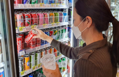 이마트24의 한 매장에서 고객이 얼음컵과 음료를 구입하고 있다. [이마트24 제공]