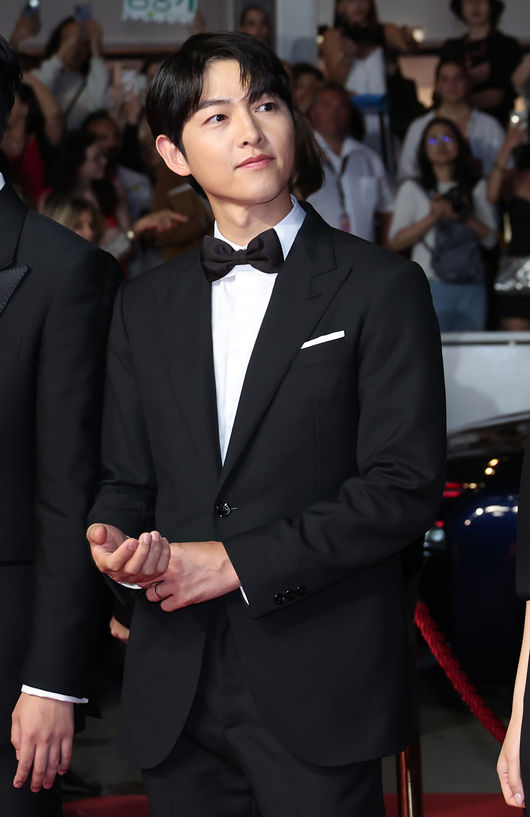 In Khan, Song Joong-kis love affair was even more brilliant.Song Joong-ki visited France to attend the 76th Cannes Movie Festival from the 16th to the 27th.Song Joong-kis appearance movie Hwaran (director Chang-hoon Kim) was officially invited to the Noteworthy Eyes section of the 76th Cannes International Movie.His flight to France also included Wife Katie Leung, who is now nine months pregnant.Katie Leung, who accompanied her companion dog when shooting the movie My Name is Loh Kiwan in February and shooting overseas schedule, was also with Wife at the Cannes debut scene.Song Joong-ki said in an interview with local media on the 23rd (local time), Wife has retired from her career as an actress, but she often came to Cannes Movie Festival when she was active, adding that Wife shared her experience of Cannes Movie Festival.Foreigners have different cultures of pregnant women, so they should be careful to walk, walk and exercise a lot.The movie is also important, but in fact, all the nerves are there (children and wives), he said. I have to take care of my wife in the middle of the movie promotion schedule. In addition, Wife and Hwaran official test screening will be accompanied by the fact that Please take a lot of pictures, he said.However, Katie Leung did not join the official test screening on the 24th.This time, Khan Red Carpet was going to be the first public appearance with Song Joong-ki and Katie Leung, but Song Joong-ki went to Red Carpet with Hong Sabine, Kim Hyung-seo (Bibi) and Chang-hoon Kim, who are not Wife.This was also Song Joong-kis consideration for the full-term Wife.Song Joong-kis judgment that the movie contains a lot of violent scenes is not good for children and pregnant women, and Katie Leung says she did not attend the test screening.Especially noteworthy in this movie was the ring that was put on Song Joong-kis left hand ring finger.Song Joong-ki always wore a ring at the official photocol event on the 25th, as well as at the test screening Red Carpet, as well as when captured on the photos of the fans before the test screening.This is a wedding ring with Katie Leung. As Song Joong-ki says, Im all nervous, Song Joong-ki is always showing off his love for Wife while the movie promotion schedule is in progress.On the other hand, Song Joong-ki announced his devotion shortly after the end of JTBC s youngest son in December last year, saying, I am meeting with a woman with good feelings without revealing specific information about his excellency.Song Joong-ki, who had no response to myriad speculation about Song Joong-kis lover, told me about her marriage and pregnancy with Katie Leung Lewis Sounders in January of this year.In an interview with a magazine, Song Joong-ki said of Katie Leung, If you have to explain who you are, you are good enough to tell a lot of stories.For example, I have a similar idea or philosophy that I usually have, and I am convinced once again that it is true. PlusM Entertainment, DB
