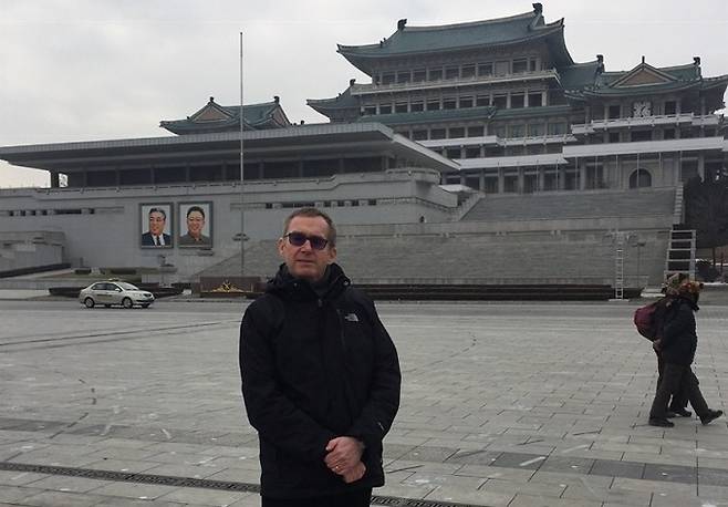 콜린 크룩스 주한 영국 대사가 과거 북한 주재 대사이던 시절 평양 김일성광장 앞에서 찍은 사진. 크룩스 대사는 27일 이 사진을 SNS에 올리며 “평양을 떠난 지 꼭 3년이 되었다”고 소개했다. 크룩스 대사 SNS 캡처