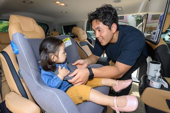 양천구에서 시범사업 중인 ‘서울엄마아빠택시’에 참여한 가족이 카시트가 준비된 차량에 탑승하는 모습. (사진=양천구 제공)
