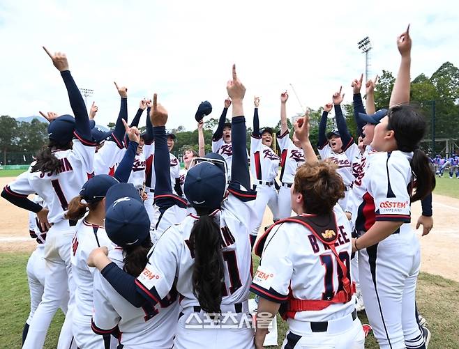 대한민국 여자야구 국가대표팀이 필리핀전을 승리로 장식하고 세계대회 티켓을 따내자 환호하고 있다. 람틴(홍콩) | 황혜정기자. et16@sportsseoul.com