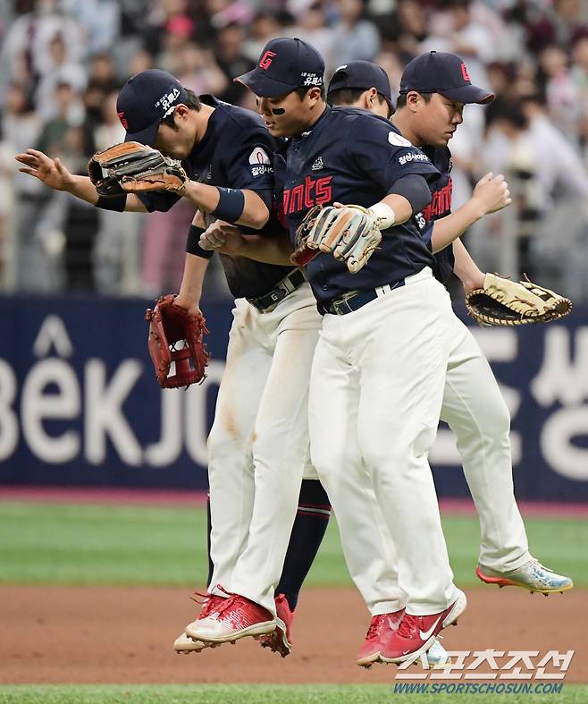 27일 서울 고척스카이돔에서 열린 롯데와 키움의 경기. 롯데가 9회에 5실점하며 6대5의 진땀승을 거뒀다. 선수들이 승리 세리머니를 하고 있다. 고척=정재근 기자 cjg@sportschosun.com/2023.5.27/