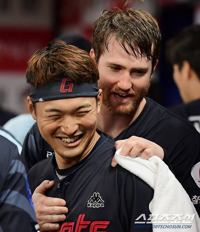 27일 서울 고척스카이돔에서 열린 롯데와 키움의 경기. 2회말 2사 이원석의 타구를 호수비로 잡은 좌익수 안권수에게 반즈가 고마워하고 있다. 고척=정재근 기자 cjg@sportschosun.com/2023.5.27/