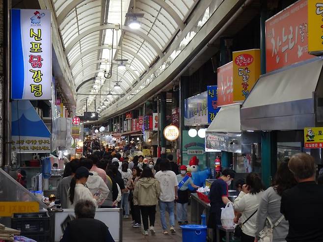 신포국제시장이 지난 6일 주말을 맞아 국내외 관광객들로 붐비고 있다. 사진=한갑수 기자(이하 동일)
