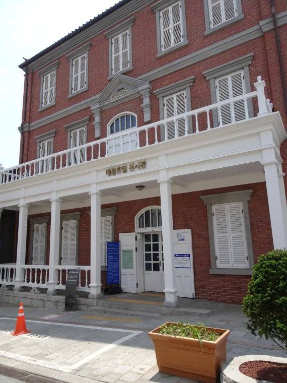 개항기에 인천항을 통해 입국한 외국인들이 서울로 가기 전에 묵었던 한국 최초의 서양식 호텔인 대불호텔을 재현한 대불호텔 전시관.