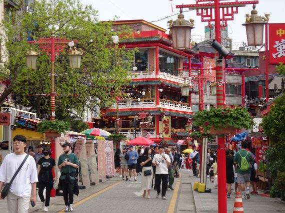 지난 6일 주말을 맞아 많은 국내외 관광객들이 차이나타운을 방문해 구경하고 있다.