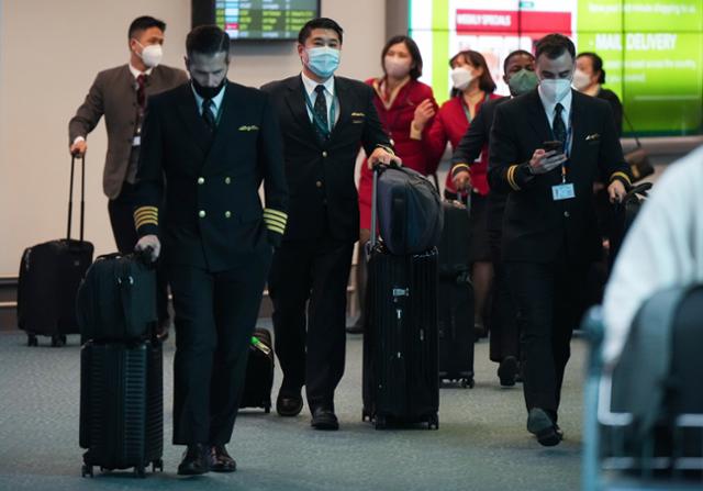 홍콩 국제공항에 도착한 캐세이퍼시픽 승무원들이 이동하는 모습. 홍콩=AP 연합뉴스