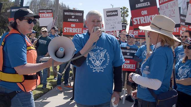 ▲ 지난 5월2일 미국 작가노조(WGA, Writers Guild of America West) 협상위원회 크리스 카이저(Chris Keyser) 공동의장이 폭스 스튜디오 밖에서 열린 피켓 집회에서 “이것은 올바른 싸움이고 유일한 싸움이며 우리가 질 수 없는 싸움이다”라고 말했다. 사진=WGA 홈페이지