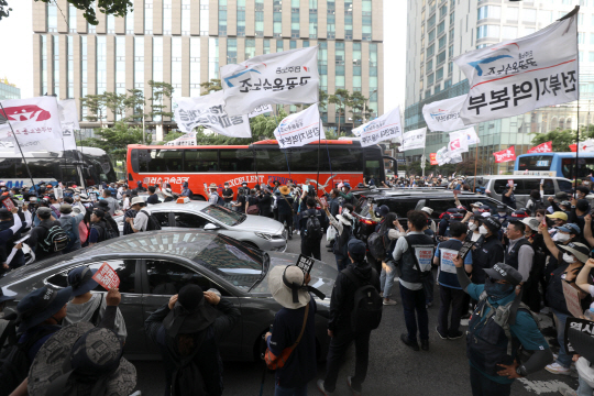 행진하는 민주노총 민주노총 조합원들이 자난 17일 서울 중구 세종대로 일대에서 윤석열 정부 규탄 집회를 벌이고 있다. 뉴시스 제공