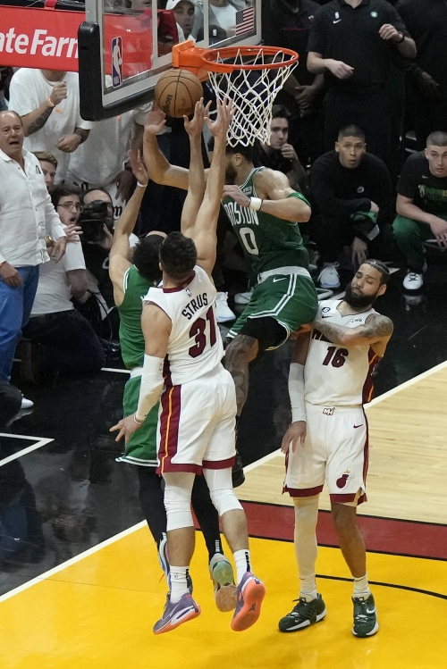 Celtics Heat Basketball - 보스턴 셀틱스의 데릭 화이트(왼쪽)가 28일(한국시간) NBA 플레이오프 동부 콘퍼런스 결승 6차전 마이애미 히트와의 원정 경기에서 버저비터 결승골을 넣고 있다. AP 연합뉴스