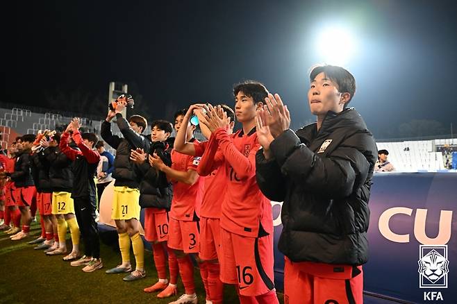 20세 이하 월드컵에 참가하고 있는 한국 축구대표팀 선수들이 지난 26일 온두라스전에서 2-2로 비긴 뒤 관중석을 향해 박수치고 있다. 대한축구협회 제공