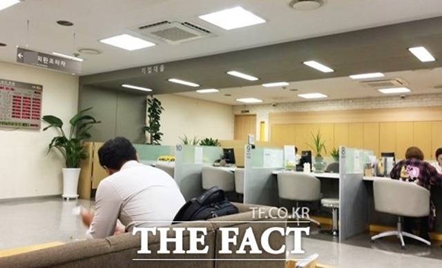 시장에서는 대환대출 인프라가 가동되면 금융사들 간 금리 경쟁이 활발하게 이뤄져 자연스럽게 금리가 낮아질 것이라는 전망이 나온다. /더팩트 DB