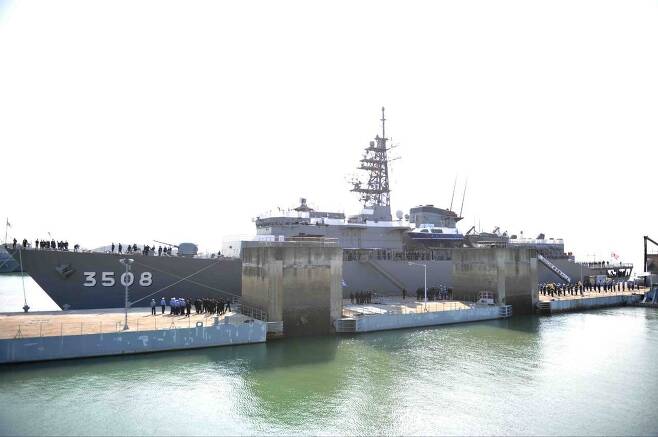 문재인 정부 첫해인 2017년 평택항에 입항한 일본 함정. 오른쪽 고물 부분에 자위함기가 달려 있다. /독자제공