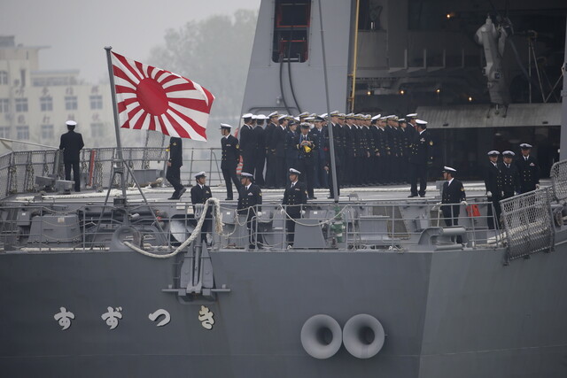 2019년 4월21일 중국 칭다오에서 열린 중국 인민해방군 해군 창설 70주년 기념식에 참석한 일본 해상자위대 함선에 자위함기가 걸려있다. EPA 연합뉴스