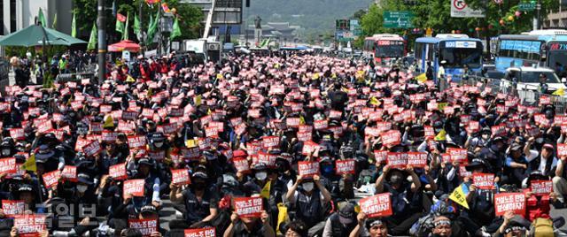 민주노총 건설노조 조합원들이 16일 서울 중구 태평로 일대에서 총파업 결의대회를 열고 정부의 노조 탄압 중단 등을 촉구하고 있다. 서재훈 기자