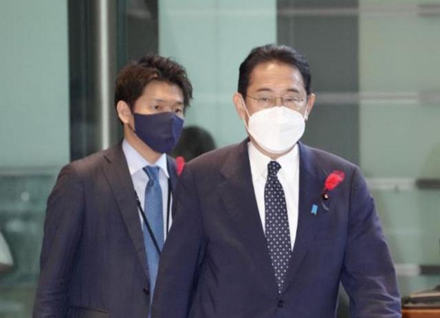기시다 후미오(오른쪽) 일본 총리와 장남 기시다 쇼타로 총리 정무 담당 비서관. 연합뉴스