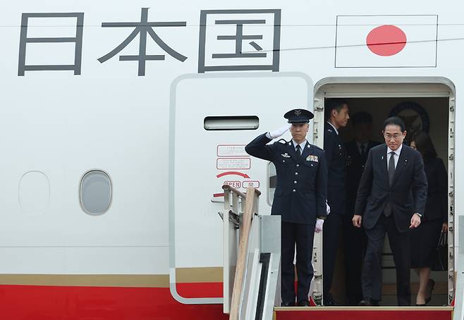 기시다 후미오 일본 총리와 기시다 유코 여사가 지난 7일 성남 서울공항에 도착해 전용기에서 내리고 있다. 연합뉴스