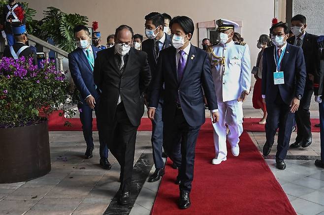 라이칭더 대만 부총통(오른쪽)이 지난해 1월 시오마라 온두라스 대통령과 대화하는 모습. /AFPBBNews=뉴스1