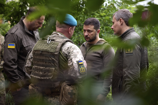 볼로디미르 젤렌스키 우크라이나 대통령(오른쪽 두 번째)이 지난 23일(현지시간) 동부 전선인 도네츠크 지역을 방문해 현지 군지휘관으로부터 전황을 보고 받고 있다. AP·연합뉴스
