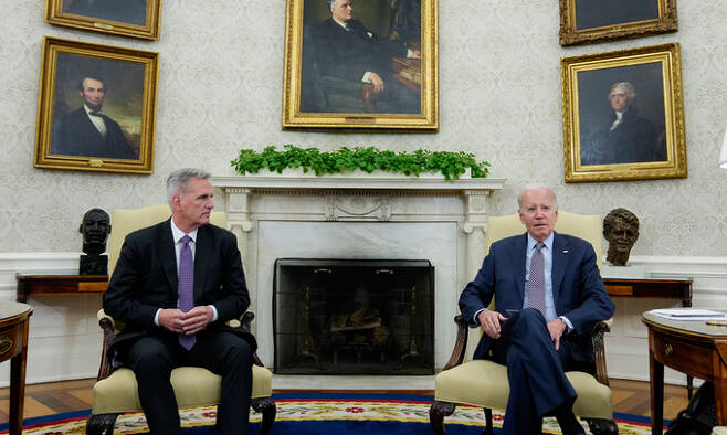 조 바이든(오른쪽) 미국 대통령과 케빈 매카시 하원의장이 지난 22일(현지시각) 백악관 집무실에서 연방정부 부채한도를 논의하고 있다. AP뉴시스