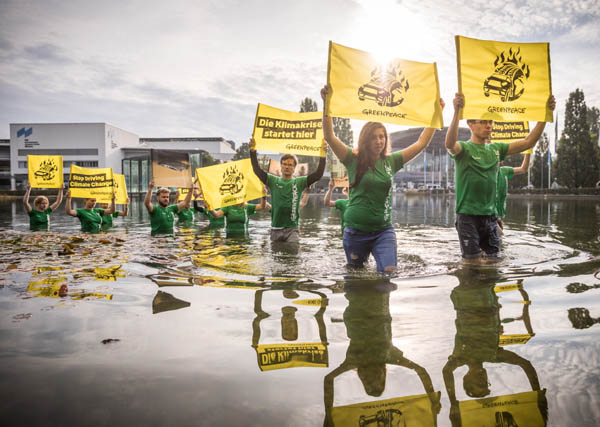 그린피스 액티비스트들이 2021년 9월 7일 독일 뮌헨 국제모터쇼장 앞 연못에서 자동차 배기가스로 인한 기후변화를 비판하며, 내연기관차 판매 중단을 요구하는 퍼포먼스를 벌였다. / 그린피스 제공