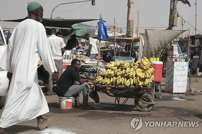 무력 분쟁 중인 군벌 간의 휴전 합의후 싸움이 잦아든 가운데 수도 하르툼의 시장에서 한 남성이 바나나를 팔고 있다. [AP 연합뉴스 자료사진. 재판매 및 DB 금지]