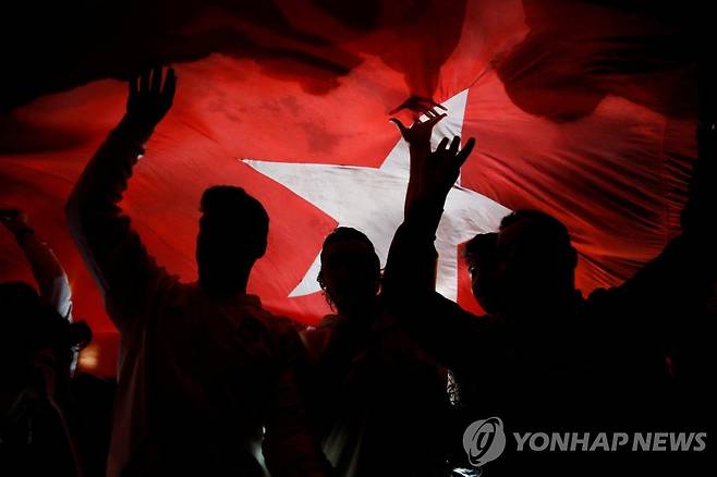 환호하는 에르도안 지지자들 (이스탄불 로이터=연합뉴스) 레제프 타이이프 에르도안 튀르키예 대통령이 28일(현지시간) 대선 결선투표에서 승리해 재선에 성공했다. 에르도안 지지자들이 환호하고 있다. 2023.5.28 photo@yna.co.kr