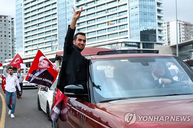 환호하는 에르도안 지지자들 (앙카라 타스=연합뉴스) 레제프 타이이프 에르도안 튀르키예 대통령이 28일(현지시간)대선 결선투표에서 승리해 재선에 성공했다. 에르도안 지지자들이 앙카라 거리에서 환호하고 있다. 2023.5.28 photo@yna.co.kr