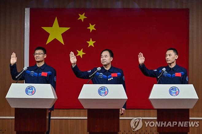 선저우 16호에 탈 구이하이차오, 징하이펑, 주양주(왼쪽부터) (AFP.연합뉴스)