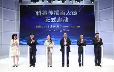 FENG YONGBIN/CHINA DAILY
Guests of honor launch the Talks on Sci-tech Communication series on Saturday in Beijing. (PRNewsfoto/China Daily)