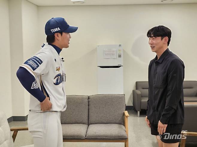 도태훈 선수와 정용현 님이 첫 만남을 갖고 있다. NC 다이노스 제공