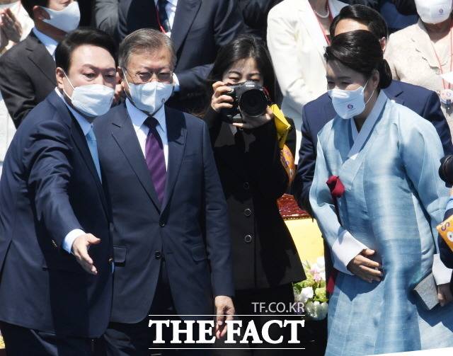 취임 2년차에 접어든 윤석열 정부의 국책연구기관 26곳 중 20명은 문재인 정부 때 임명된 인사가 임기를 유지하고 있는 것으로 파악됐다. 2022년 5월 10일 서울 여의도 국회의사당 앞 잔디마당에서 열린 제20대 대통령 취임식에서 문재인 전대통령을 배웅하고 있는 윤석열 대통령. /뉴시스