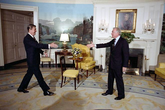 1981년 3월 3일 월터 크롱카이트(오른쪽)가 미국 워싱턴 DC 백악관 리셉션 룸에서 로널드 레이건 대통령을 인터뷰하기에 앞서 악수하려 하고 있다./Wikipedia