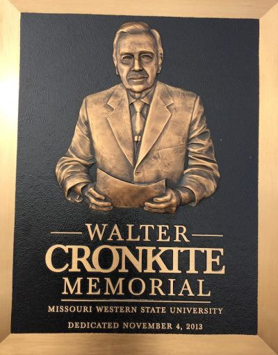 미국 미주리 웨스턴 주립대학 컴퍼스 내 '월터 크롱카이트 기념홀'에 있는 동판(銅板)/Cronkite Memorial Hall