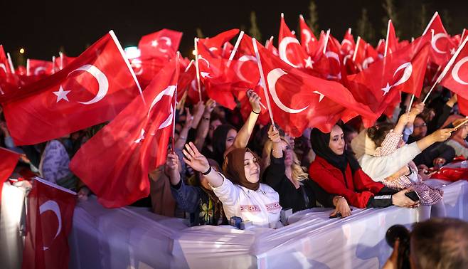 28일(현지 시각) 대선 결선투표에서 재선에 성공한 레제프 타이이프 에르도안 대통령의 지지자들이 튀르키예 대통령궁 앞에 모여 있다. /타스 연합뉴스