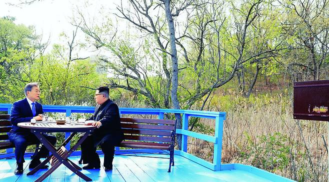 2018년 4월27일 판문점 남북 정상회담 도중 문재인 대통령과 김정은 국무위원장이 도보다리에 마련된 고동색 나무의자에 앉아 30분 남짓 ‘공개 밀담’을 나눴다. 그 나무의자 바로 뒤로 1953년 7월27일 정전 이후 온갖 풍상을 견디느라 녹이 슨 101번째 군사분계선 표지물이 무심히 서 있었다. 한국공동사진기자단
