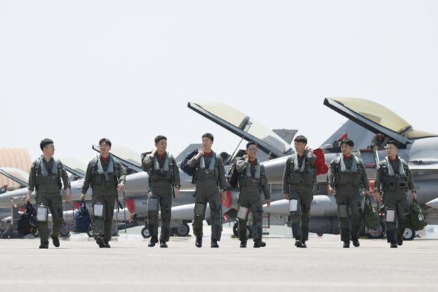 공군은 지난 12일부터 19일까지 청주기지 제29전술개발훈련비행전대에서 한국 공군 단독으로 대규모 전역급 공중종합훈련인 '23년 전반기 소링이글(Soaring Eagle)을 실시했다. 사진은 임무를 마친 조종사들 모습. 연합뉴스 공군제공