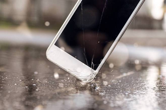 스마트폰은 늘 파손 위험이 있습니다 / 출처=IT동아