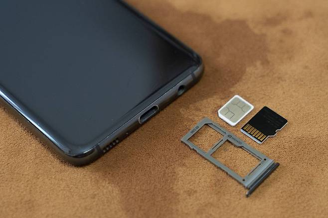 스마트폰이 침수되면 유심 카드를 빼낸 다음 물기를 최대한 닦고, 신속히 서비스 센터를 방문해야 합니다. 절대로 전원을 켜서는 안됩니다. 출처=IT동아