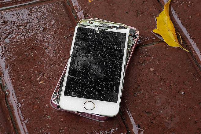 스마트폰이 완전히 파손되면 직접 데이터를 이동할 방법은 없습니다. 이때는 데이터 복구 전문 업체에 의뢰해야 합니다 / 출처=IT동아