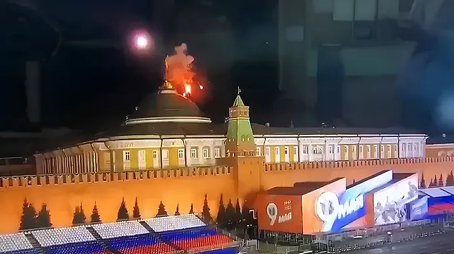 지난 3일(현지시간) 러시아 대통령 관저인 모스크바 크렘린궁 지붕에 화염과 연기가 피어오르고 있는 모습이 폐쇄회로(CC)TV에 찍혔다. 러시아는 우크라이나의 드론 2대가 크렘린궁을 공격해 블라디미르 푸틴 러시아 대통령의 암살을 시도했다고 주장했다. 붉은광장CCTV/UPI연합뉴스
