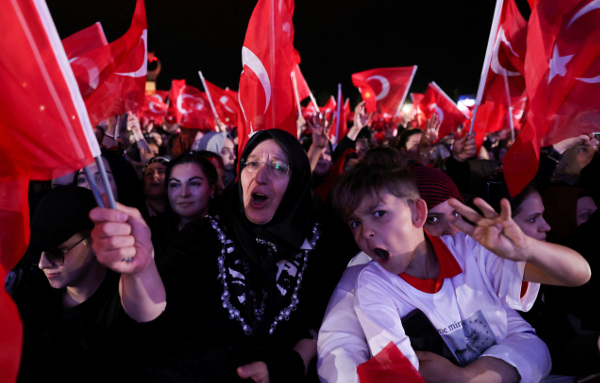 에르도안 대통령 지지자들이 국기를 들고 승리에 환호하는 모습. 로이터연합뉴스